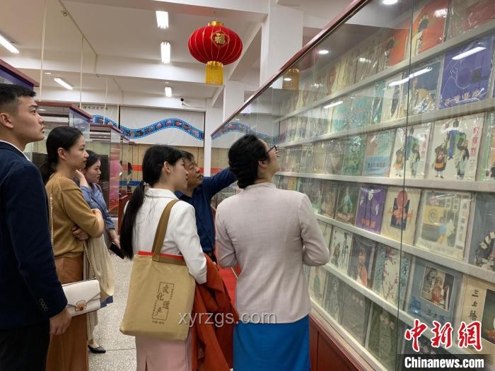 甜馨分享父母旧照引发的舆论对比：明星情感与公众期待